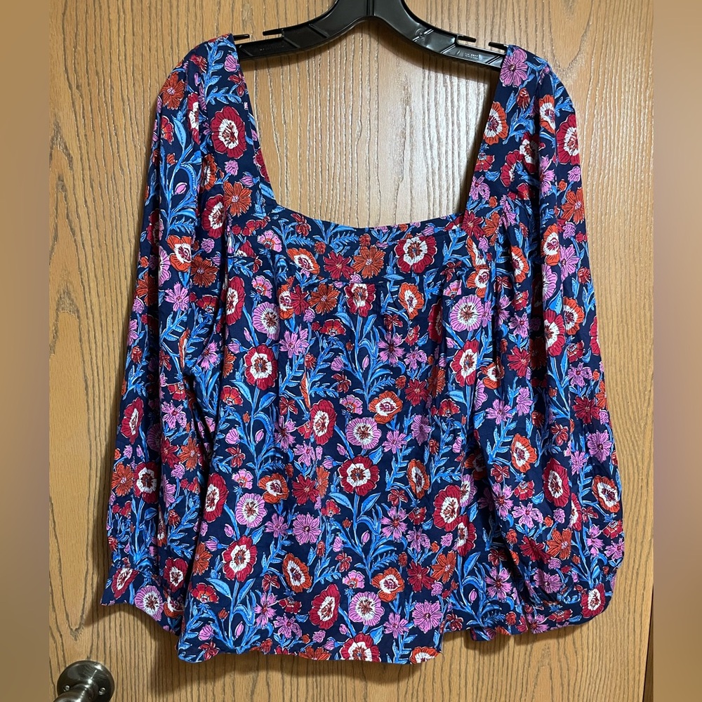 EUC Vineyard Vines Blouse in Blue and Red Floral